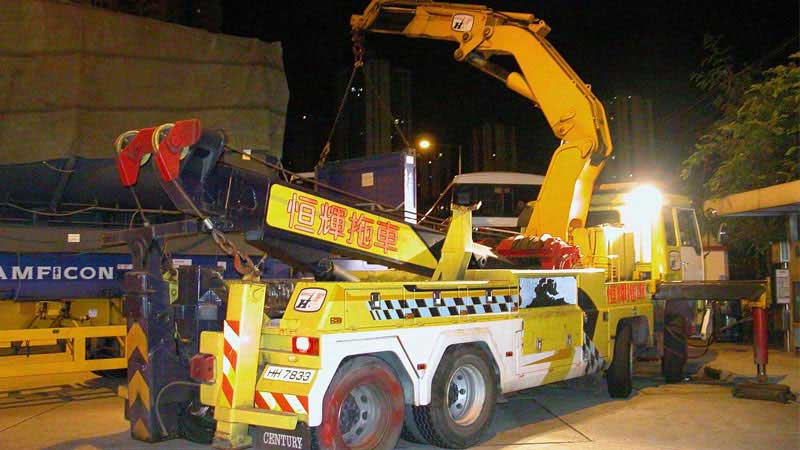 the only 30 tonnes recovery truck equipped with EFFER heavy duty hydraulic crane in HK